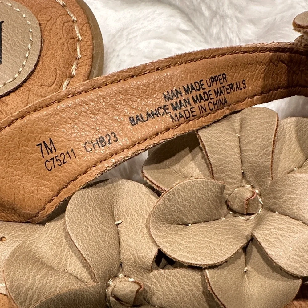 b.o.c. Women's Brown Floral Sandals - Picture 3 of 4